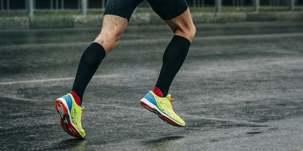 coureur avec chaussettes de compression